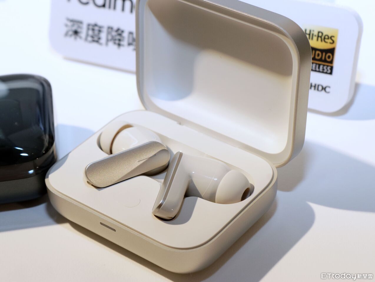 ▲▼       realme GT 8 Pro      。（圖／記者蘇晟彥攝）