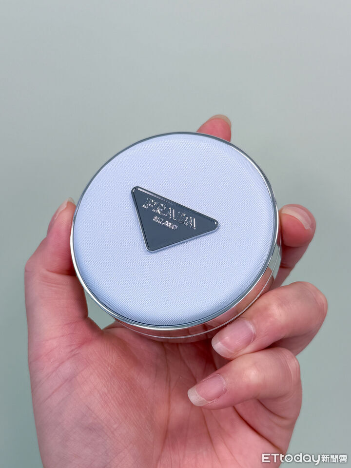 PRADA,嬌蘭,試開箱,彩妝,氣墊粉餅,尼龍,底妝。（圖／記者李薇攝、品牌提供