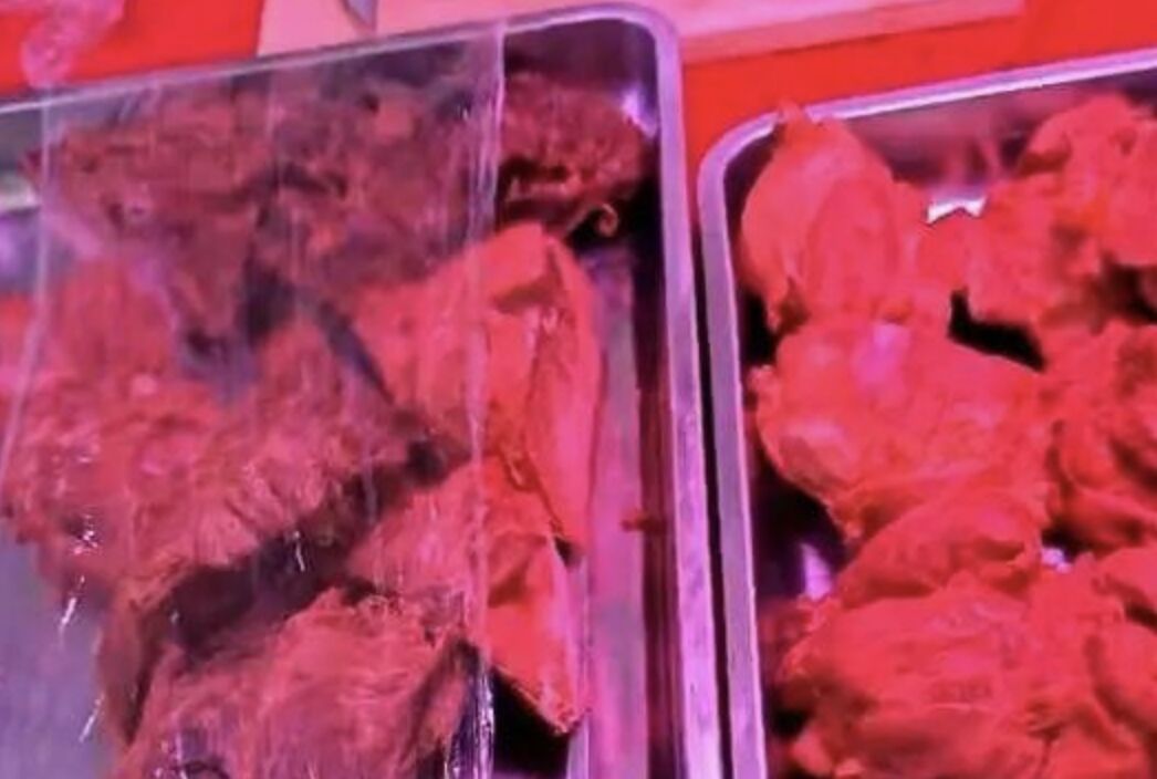 ▲大陸打假博主「福建鐵鐵」林先生遭展銷會人員圍毆致傷。（圖／翻攝封面新聞）