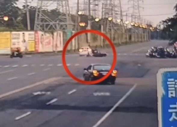 ▲▼ 恐怖瞬間曝！高雄男闖紅燈「連撞4機車」 　騎士噴飛肋骨斷送醫。（圖／記者賴文萱翻攝）
