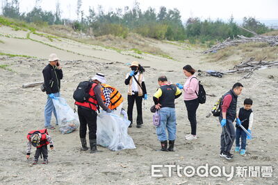 親子走進七股沙洲淨灘　讀經班以經典精神守護海洋