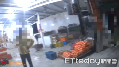 不爽只買2斤！水果行老闆暴怒「蓮霧砸車」　遊客報警怒PO網