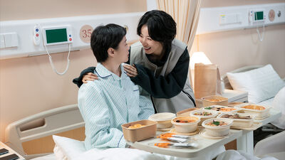 48歲媽二婚懷孕！　「男神收割機」女星一人飾兩角…返鄉當看護