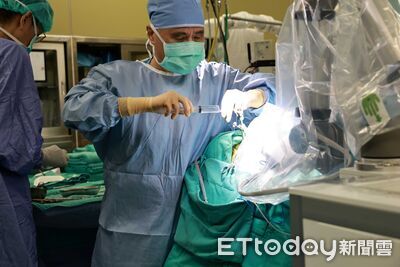 男腦中風意識模糊　門諾首用機械手臂抽吸深部血塊重獲生機
