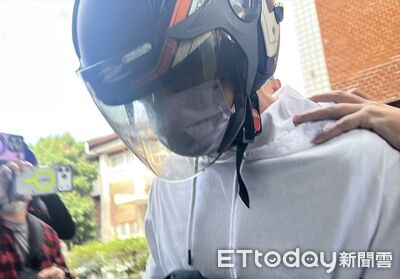 25歲前員工上門討債！持刀狂刺險奪命遭收押　老闆重傷搶命中