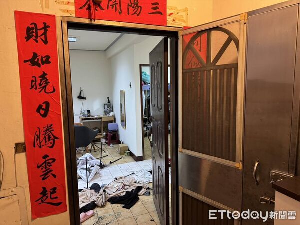 ▲▼泰山區4樓公寓氣爆，現場雜物滿地             。（圖／記者陳以昇翻攝）