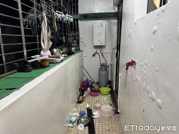 ▲▼泰山區4樓公寓氣爆，現場雜物滿地             。（圖／記者陳以昇翻攝）