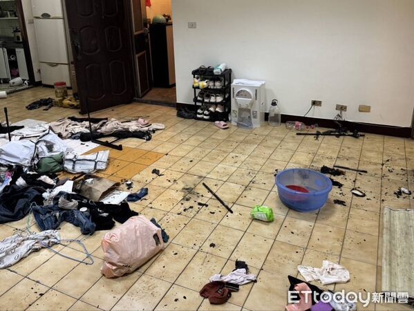 ▲▼泰山區4樓公寓氣爆，現場雜物滿地             。（圖／記者陳以昇翻攝）