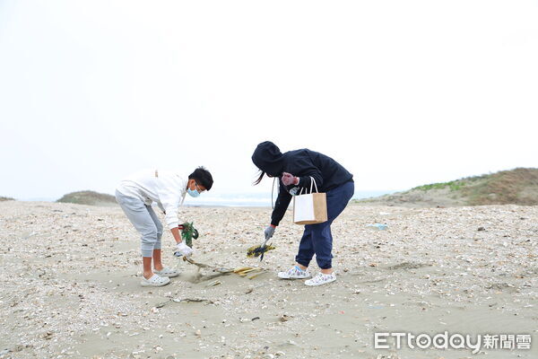 ▲讀經班學生與家長前往七股網仔寮汕沙洲淨灘，以實際行動守護海洋環境。（記者林東良翻攝，下同）