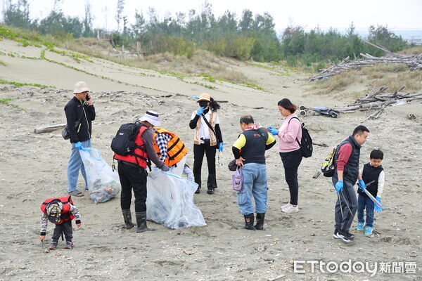 ▲讀經班學生與家長前往七股網仔寮汕沙洲淨灘，以實際行動守護海洋環境。（記者林東良翻攝，下同）