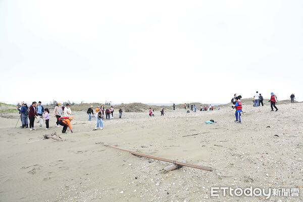 ▲讀經班學生與家長前往七股網仔寮汕沙洲淨灘，以實際行動守護海洋環境。（記者林東良翻攝，下同）