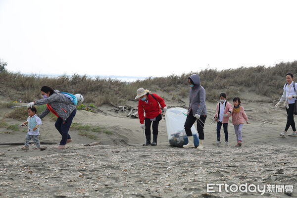 ▲讀經班學生與家長前往七股網仔寮汕沙洲淨灘，以實際行動守護海洋環境。（記者林東良翻攝，下同）