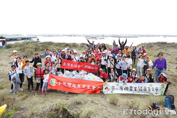 ▲讀經班學生與家長前往七股網仔寮汕沙洲淨灘，以實際行動守護海洋環境。（記者林東良翻攝，下同）