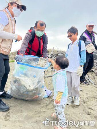 ▲讀經班學生與家長前往七股網仔寮汕沙洲淨灘，以實際行動守護海洋環境。（記者林東良翻攝，下同）