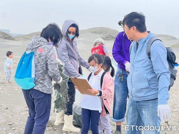 ▲讀經班學生與家長前往七股網仔寮汕沙洲淨灘，以實際行動守護海洋環境。（記者林東良翻攝，下同）