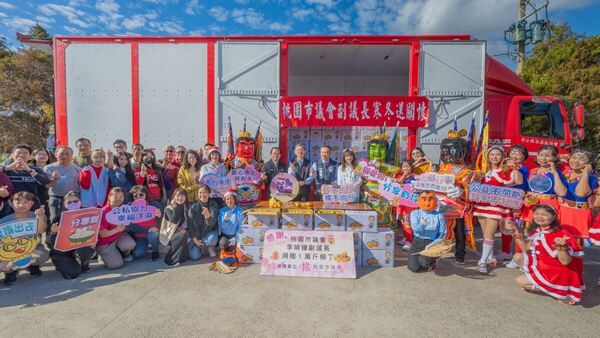 ▲桃園市副議長李曉鐘持續18年捐萬斤柳丁　