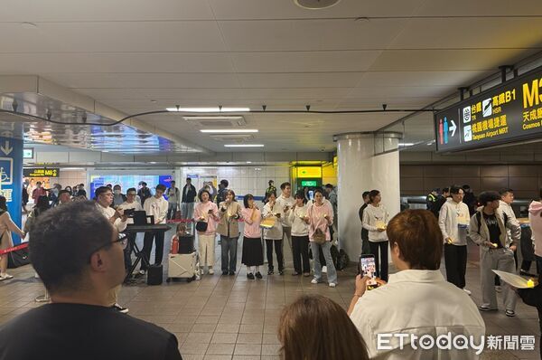 ▲▼民間團體與民眾在事發台北車站捷運站地下通道點燭、獻唱悼念余家昶，氣氛哀傷。（圖／民眾提供，請勿隨意翻拍，以免侵權。）