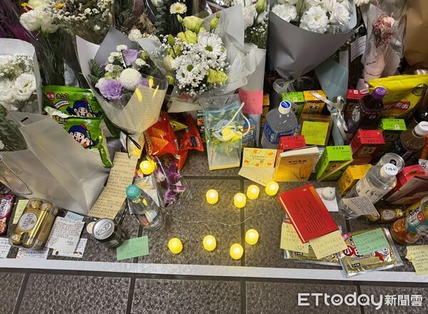 ▲▼民間團體與民眾在事發台北車站捷運站地下通道點燭、獻唱悼念余家昶，氣氛哀傷。（圖／民眾提供，請勿隨意翻拍，以免侵權。）