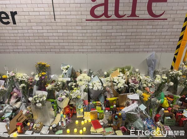 ▲▼民間團體與民眾在事發台北車站捷運站地下通道點燭、獻唱悼念余家昶，氣氛哀傷。（圖／民眾提供，請勿隨意翻拍，以免侵權。）