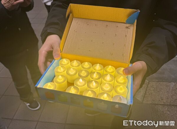 ▲▼民間團體與民眾在事發台北車站捷運站地下通道點燭、獻唱悼念余家昶，氣氛哀傷。（圖／民眾提供，請勿隨意翻拍，以免侵權。）