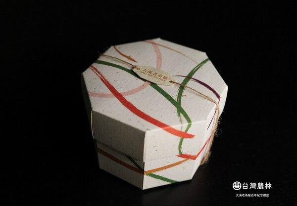 ▲茶枝重生為「農林紙」大溪老茶廠百週年紀念禮盒包裝率先用