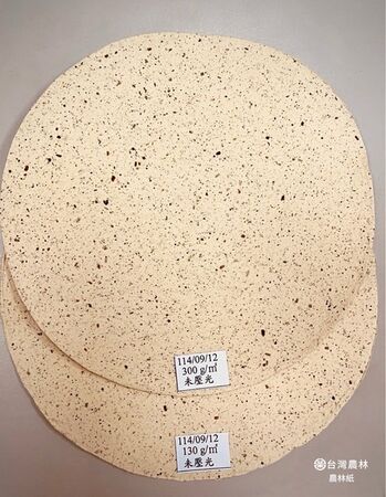 ▲茶枝重生為「農林紙」大溪老茶廠百週年紀念禮盒包裝率先用