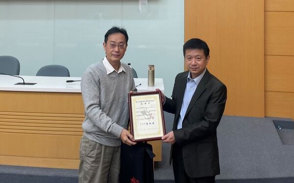 ▲謝承宏(右)赴高雄科技大學演講獲頒感謝狀。（圖／取自高科大官網）