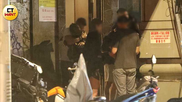 電燈泡變男主1／夏宇禾深夜電暈人夫　嘴對嘴大方接招