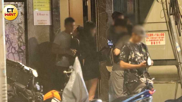 電燈泡變男主1／夏宇禾深夜電暈人夫　嘴對嘴大方接招