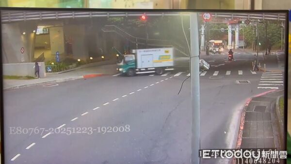 ▲▼        新店「黑貓」疑恍神暴衝　驚險畫面曝！她一秒躲過死神     。（圖／記者陳以昇翻攝）