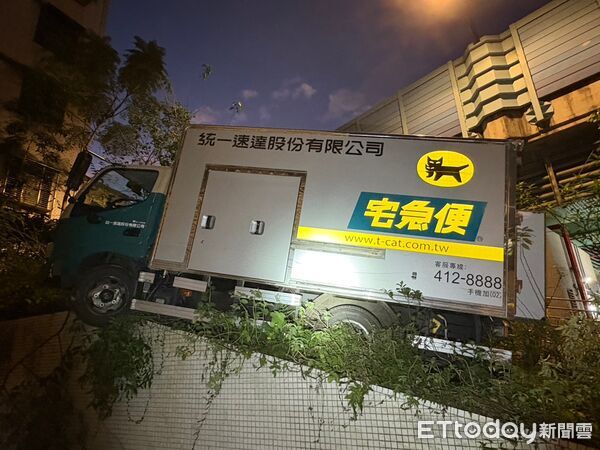 ▲▼        新店「黑貓」疑恍神暴衝　驚險畫面曝！她一秒躲過死神     。（圖／記者陳以昇翻攝）