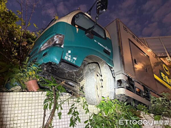 ▲▼        新店「黑貓」疑恍神暴衝　驚險畫面曝！她一秒躲過死神     。（圖／記者陳以昇翻攝）