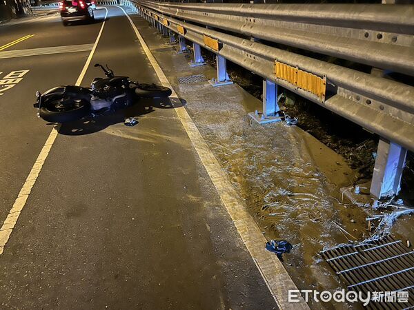 ▲花壇鄉139縣道男大生騎乘仿賽車型機車自摔受傷送醫。（圖／記者唐詠絮翻攝）
