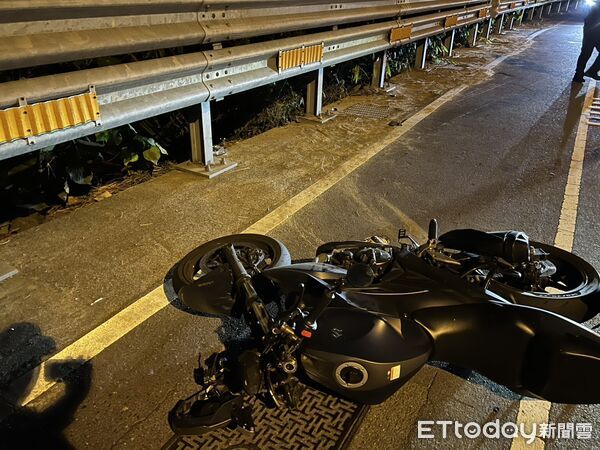 ▲花壇鄉139縣道男大生騎乘仿賽車型機車自摔受傷送醫。（圖／記者唐詠絮翻攝）