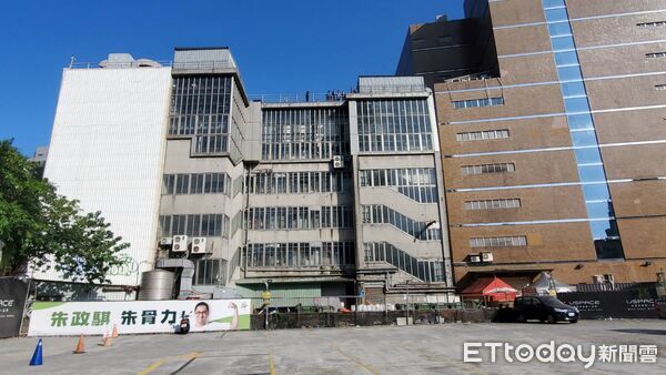 ▲▼檢警回到張文隨機殺人墜樓現場南西百貨頂樓釐清案情。（圖／記者黃彥傑攝）