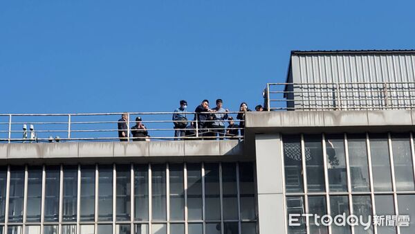▲▼檢警回到張文隨機殺人墜樓現場南西百貨頂樓釐清案情。（圖／記者黃彥傑攝）
