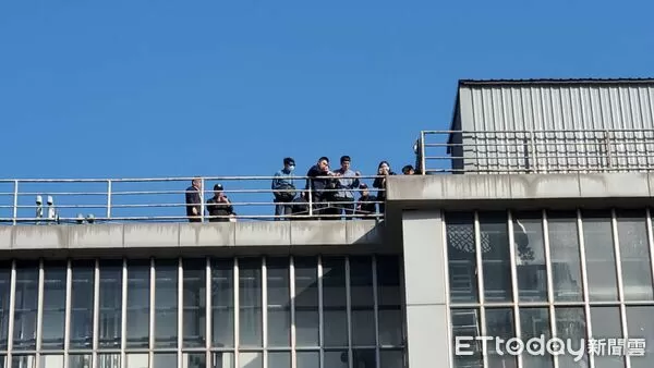 ▲▼檢警回到張文隨機殺人墜樓現場南西百貨頂樓釐清案情。（圖／記者黃彥傑攝）