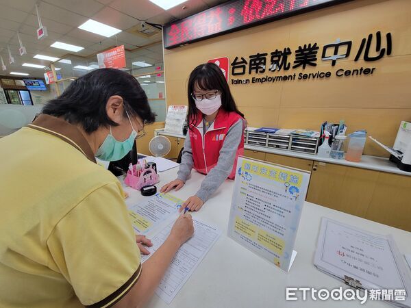 ▲勞動部推動僱用安定措施，提供減班休息勞工薪資差額補貼，最高每月可領1萬2100元。（記者林東良翻攝，下同）