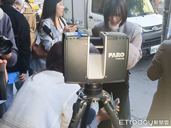 ▲▼▲檢警回到張文隨機殺人現場釐清案情，用3D雷射掃描儀掃描現場。（圖／記者張君豪攝）