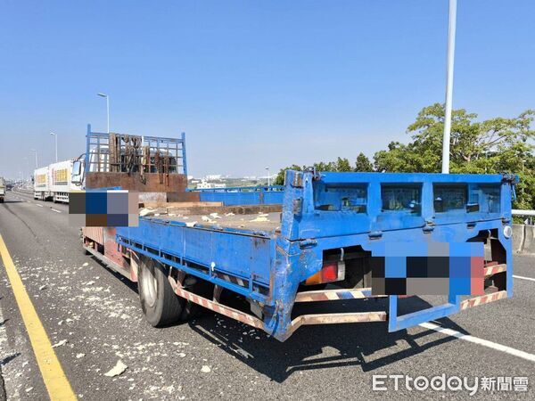 ▲國道8號西向9.7公里12日發生小貨車追撞回堵大貨車事故，警方到場處理，所幸無人受傷。（記者林東良翻攝，下同）