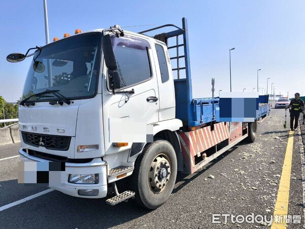 ▲國道8號西向9.7公里12日發生小貨車追撞回堵大貨車事故，警方到場處理，所幸無人受傷。（記者林東良翻攝，下同）