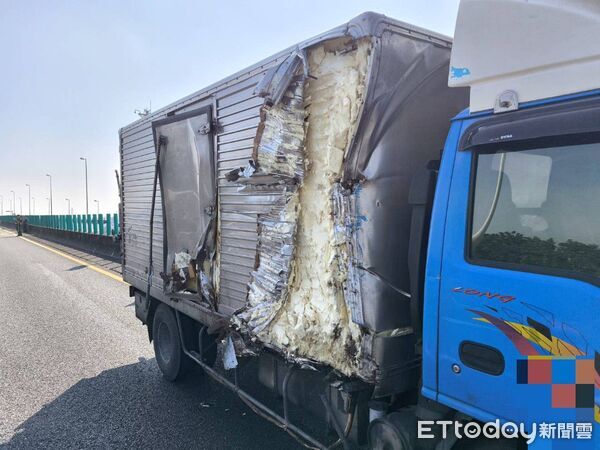 ▲國道8號西向9.7公里12日發生小貨車追撞回堵大貨車事故，警方到場處理，所幸無人受傷。（記者林東良翻攝，下同）