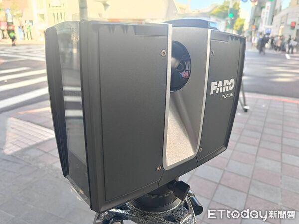 ▲▼檢警回到張文隨機殺人現場釐清案情，用3D雷射掃描儀掃描現場。（圖／市警局提供）