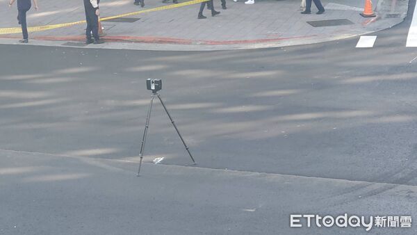 ▲▼檢警回到張文隨機殺人現場釐清案情，用3D雷射掃描儀掃描現場。（圖／記者黃彥傑攝）