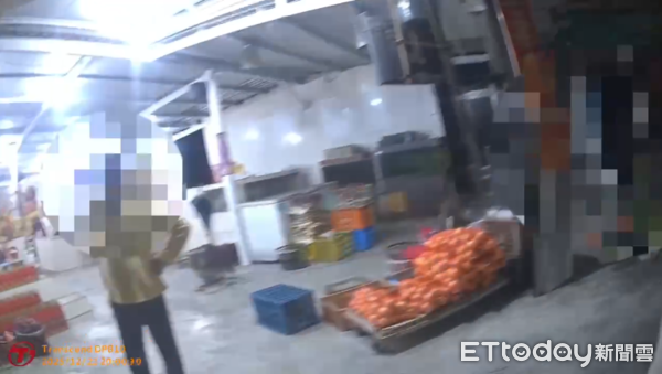 ▲枋寮警方處理枋山水果行糾紛。（圖／記者陳崑福翻攝）