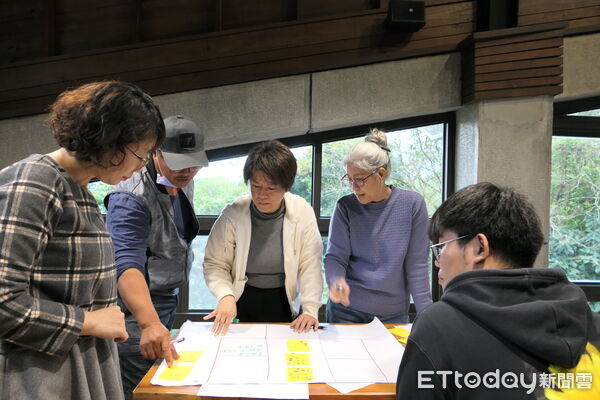 ▲▼光復青年再生行動計畫第二場工作坊執行長認真傾聽學員想法。(圖花蓮縣政府提供，下同)