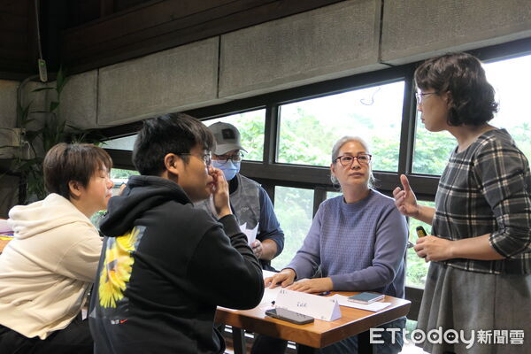 ▲▼光復青年再生行動計畫第二場工作坊執行長認真傾聽學員想法。(圖花蓮縣政府提供，下同)