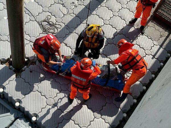 ▲彰濱外海驚現男浮屍卡光電板。（圖／民眾提供）