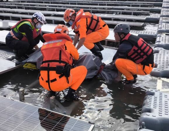 ▲彰濱外海驚現男浮屍卡光電板。（圖／民眾提供）
