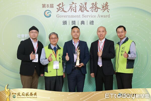 ▲台南市「救護優先 智慧暢行」專案榮獲第8屆政府服務獎，市長黃偉哲於市政會議中肯定交通局團隊表現。（記者林東良翻攝，下同）